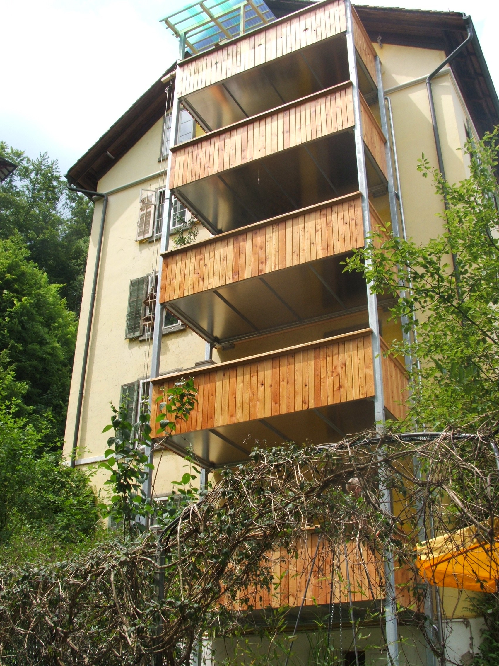 Stahlbalkone mit Holzverkleidung an der Gibraltarstrasse